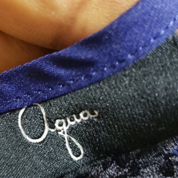 AQUA BLUE SLEEVELESS TOP SIZE MEDIUM - Picture 11 of 12